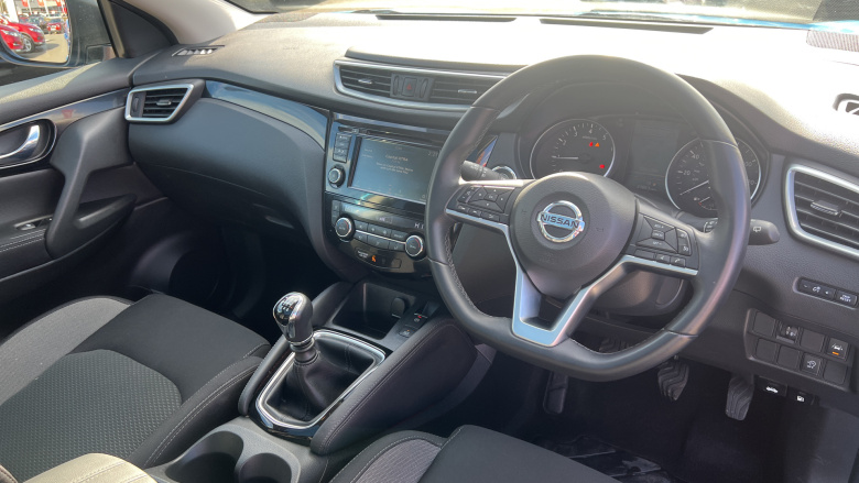 Nissan Qashqai 1.3 DiG-T N-Connecta 5dr [Glass Roof Pack] Petrol Hatchback